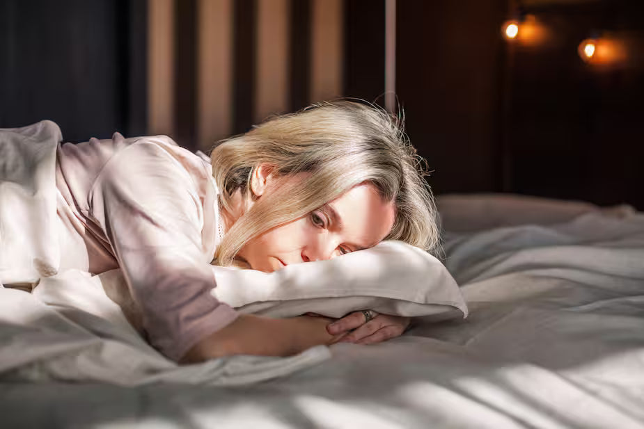 Femme se reposant pendant la ménopause